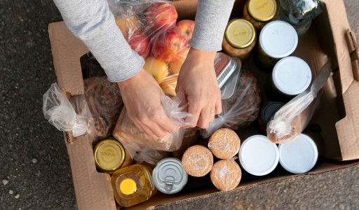 close-up-volunteer-food-box (1)